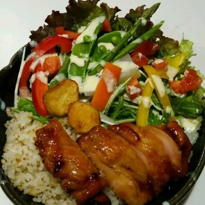 照り焼きチキンのサラダ丼(サンセットロースターコーヒー)