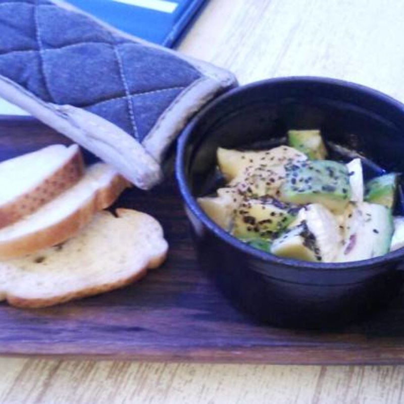 カマンベールとアボカドのアヒージョ(Cafe Holiday)