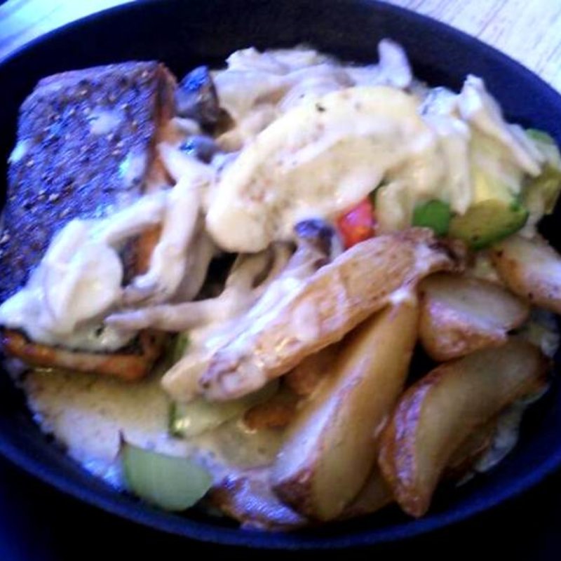 サーモンステーキとアボカドの塩レモンソース(Cafe Holiday)