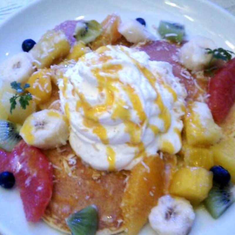 ハワイアントロピカルフルーツのぜいたくパンケーキ(Cafe Holiday)