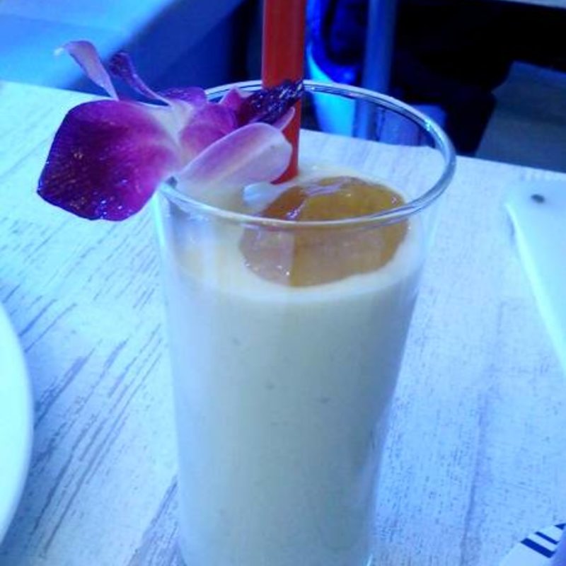 マンゴーカンポートのアボカド＆バナナヨーグルトスムージー(Cafe Holiday)