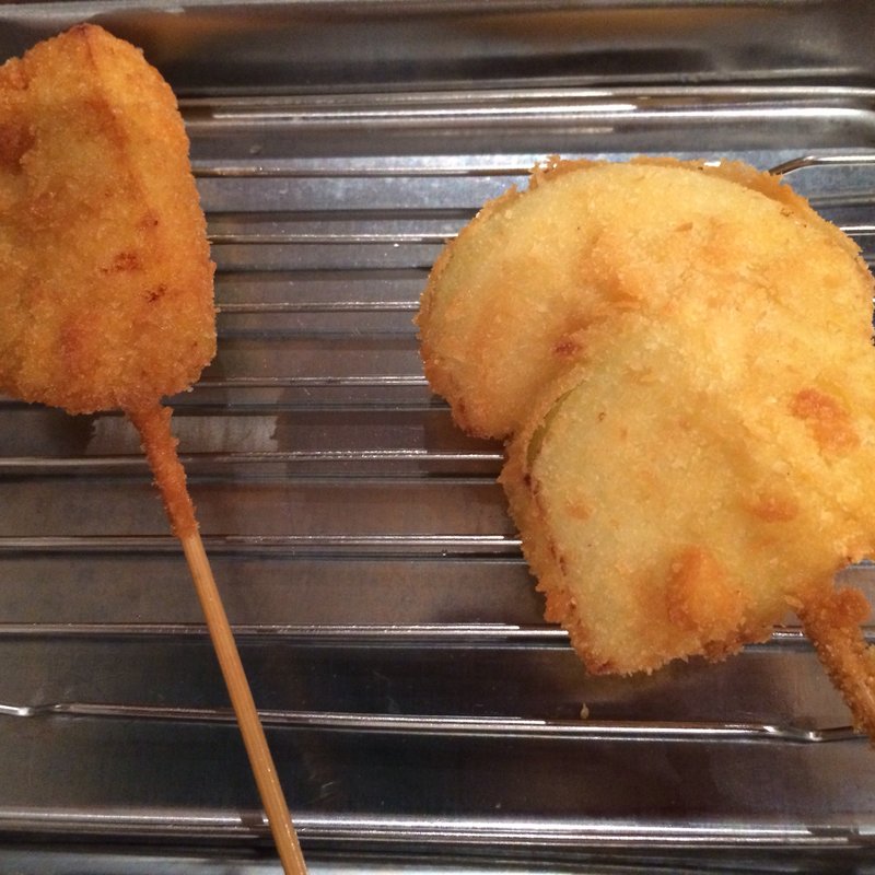 左から 鳥もも たまねぎ(串揚げ処 串たつ)