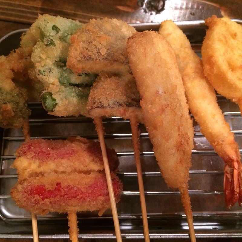 左から ブロッコリー ウィンナー ししとう しいたけ ささみ えび れんこん(串揚げ処 串たつ)