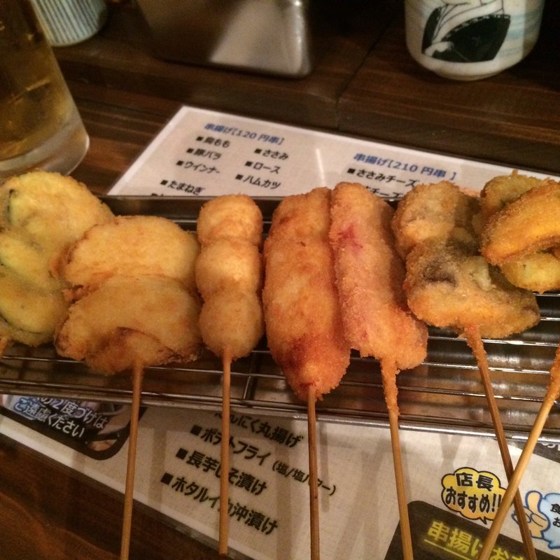 左から ロース アスパラ なす じゃがバター  うずら 豚バラ ハムカツ なすチーズ  ささみチーズ  カボチャ(串揚げ処 串たつ)