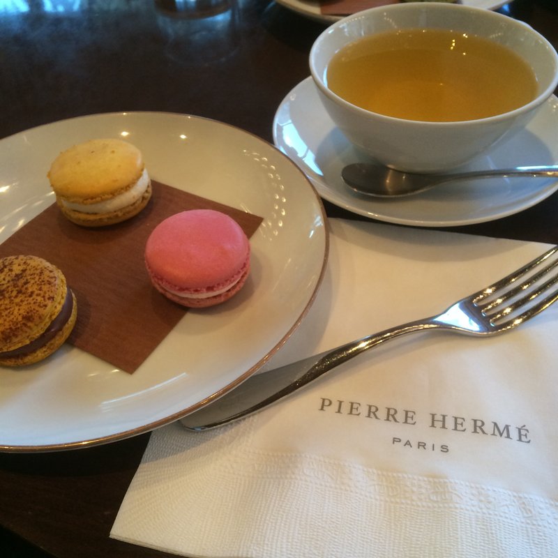 マカロンと紅茶のセット(ピエール・エルメ・パリ 青山)