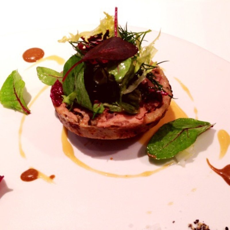 プリフィックスコースの主菜 花巻産ほろほろ鳥のトロトロ ゴボウのキャラメリゼとともに(リストランテ ホンダ (RISTORANTE HONDA))