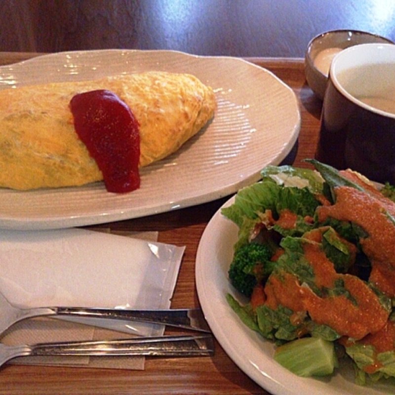 オムライス（サラダ付）(食堂そら)