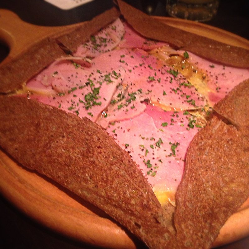 骨付きローストハムとオニオンシードルのガレット(Bistro Wine Cafe ＨＥＡＲＴＨ　池袋1号店)