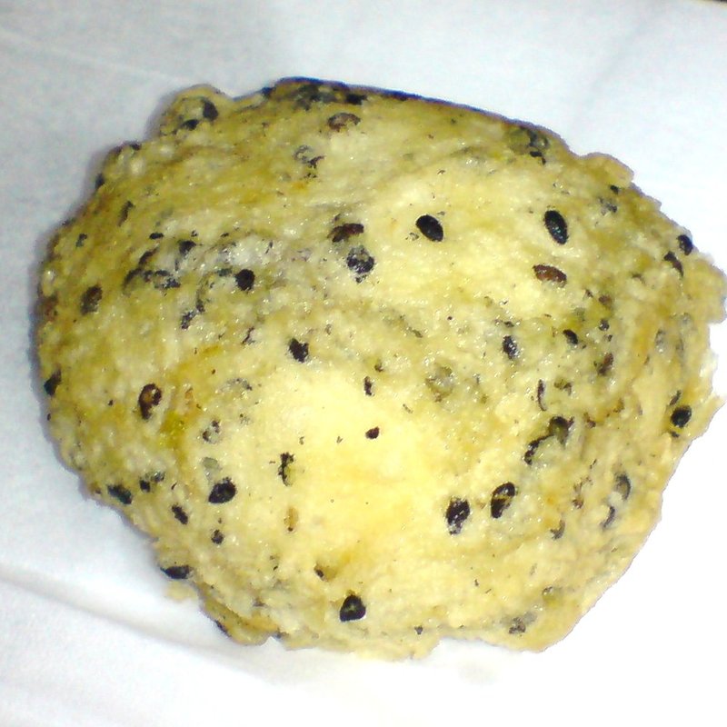 黒ゴマまん　（つぶあん）(浅草九重)