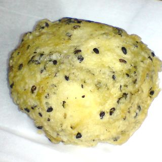 黒ゴマまん　（つぶあん）(浅草九重)