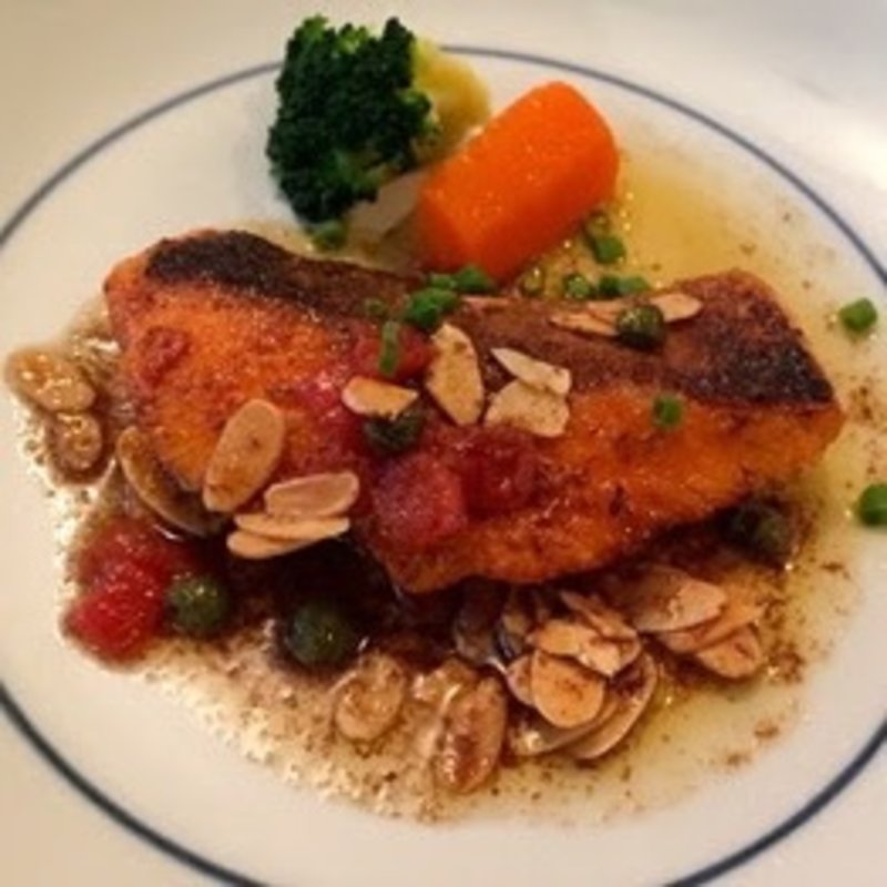 サーモンのムニエル アーモンドソース(グリル満点星　新宿店)