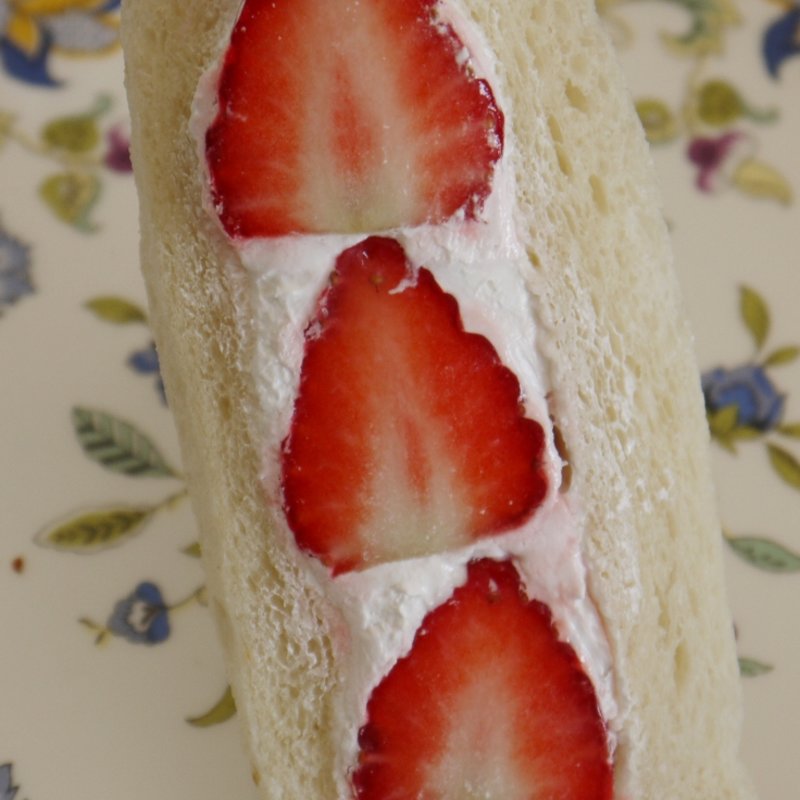 いちごサンド(パンパティ こむぎのおはなし)