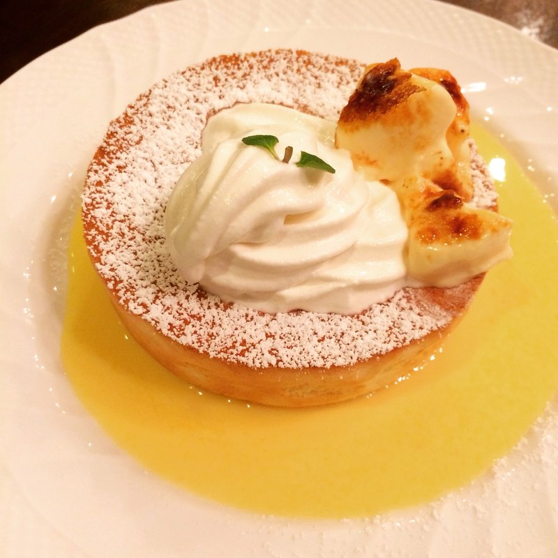 クレマカタラナとアングレーズソースのスフレパンケーキ(星乃珈琲)