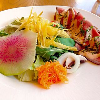 ローストビーフと季節の彩り野菜のサラダランチ(ハーフダイム 麻布十番店)