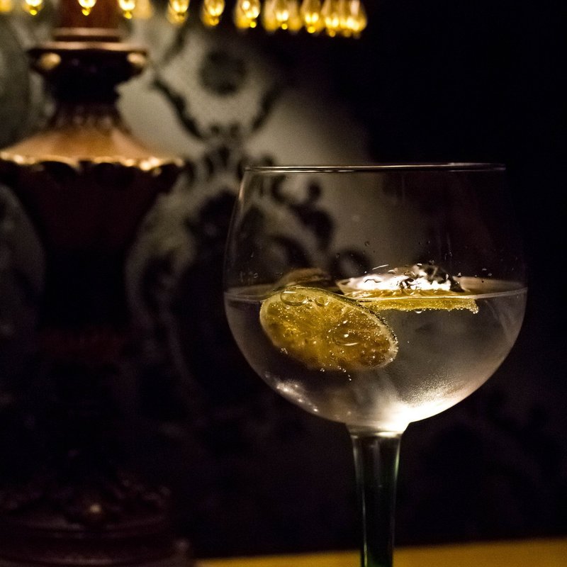 ジントニック ロンドンスタイル(Bar 街のあかり （バー・マチノアカリ）)