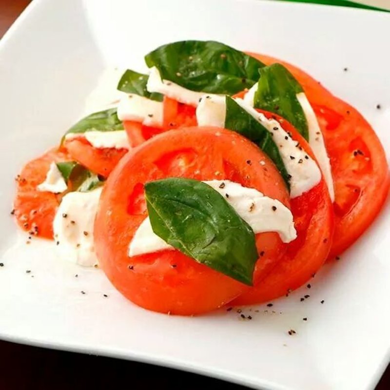 トマトとモッツァレラチーズ(ミース食堂)