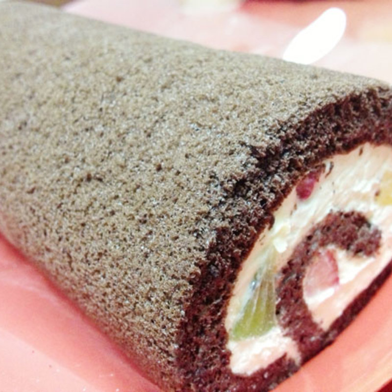 チョコレートフルーツロールケーキ(サロン・ドウ・シェフ・タケエ)