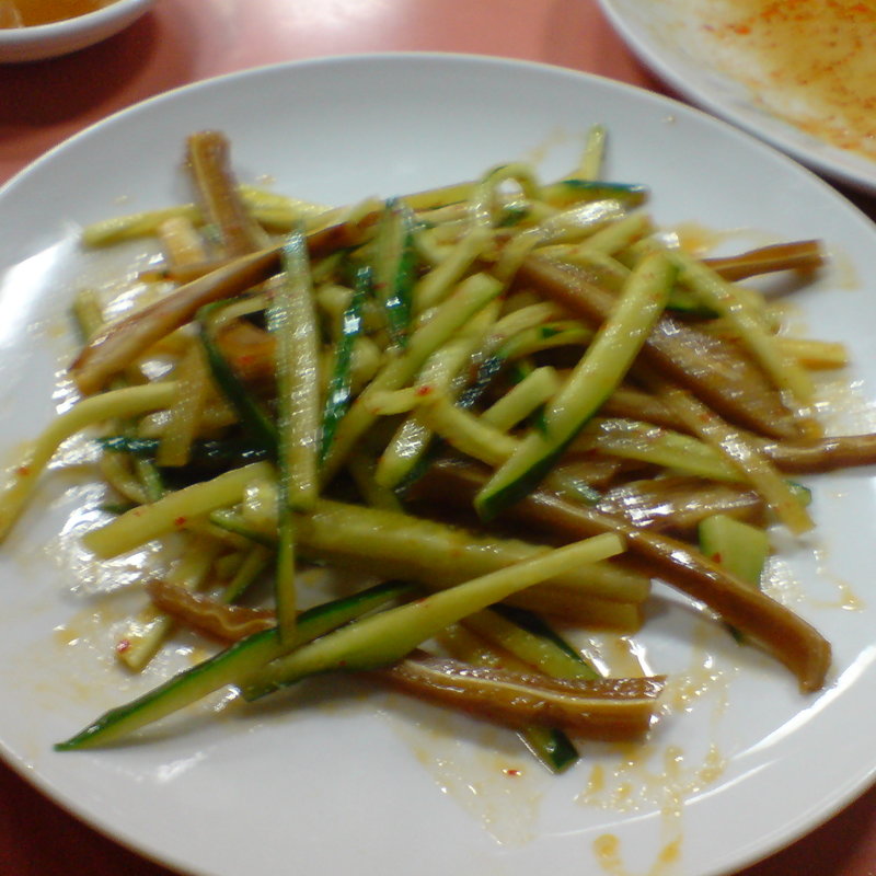 豚の耳の辛味和え　(歓迎（ホアンヨン） 本店)