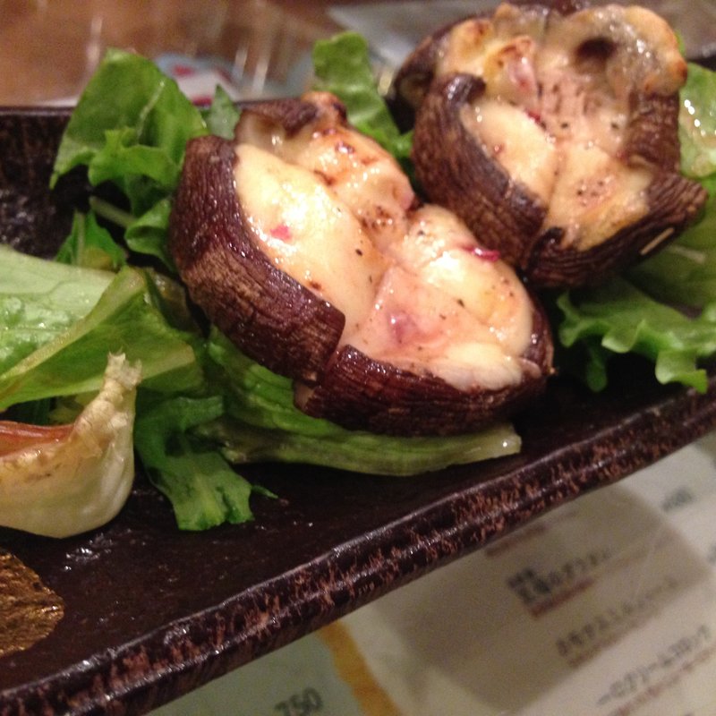 焼きしいたけ酒盗チーズで(WA鶏BAR本店)