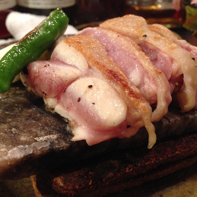 大山がいなもも焼き岩塩プレート(WA鶏BAR本店)