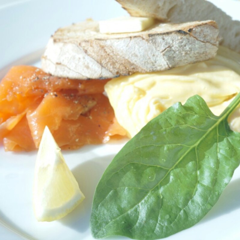 スクランブルエッグトーストとサーモン付き(bills 表参道)