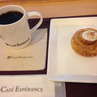 コーヒーとシナモンロール(カフェ・エスペラーンス （CAFE ESPERANCE）)