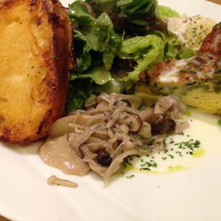 選べるキッシュとアサイードレッシングで食べるサラダランチ(Café Bougnat Bougnat ～ブリーゼブリーゼ～)
