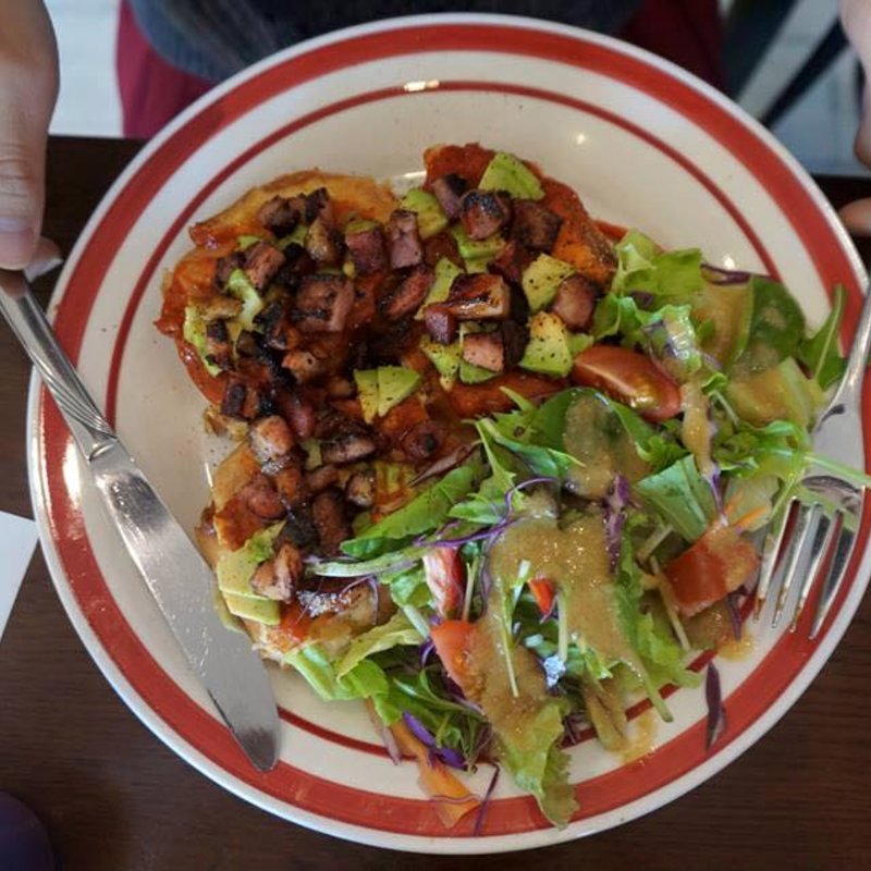 アボカド＆ベーコンのサラダ添えトースト(GRAND BERRY)