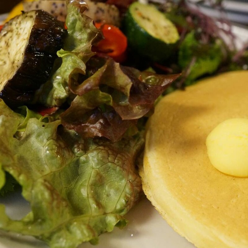 カントリースタイルサラダとパンケーキのセット(iriya plus cafe（イリヤプラスカフェ）)