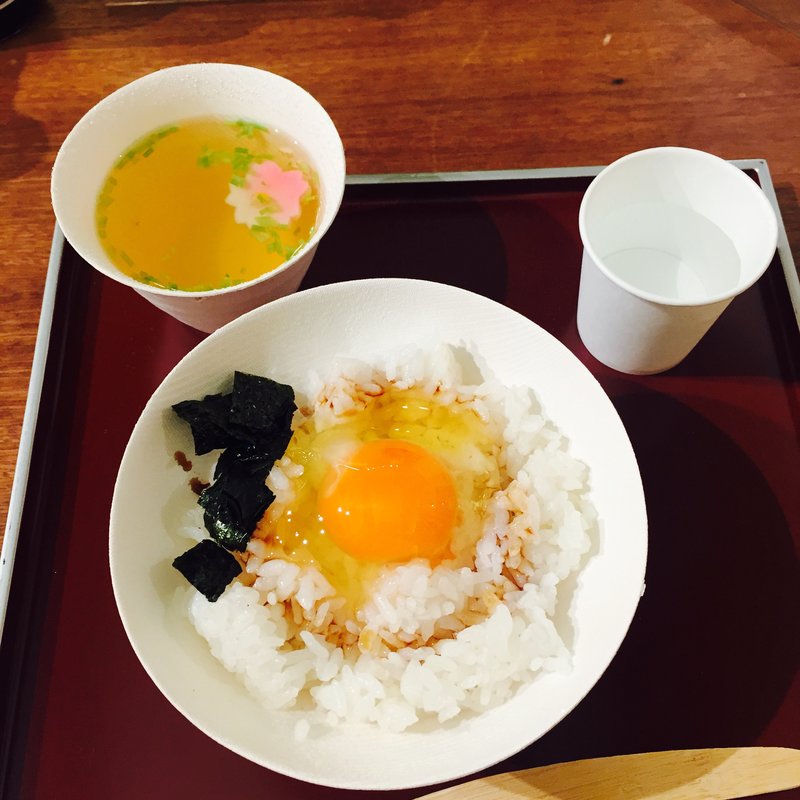初卵の卵かけご飯(田邊屋商店)