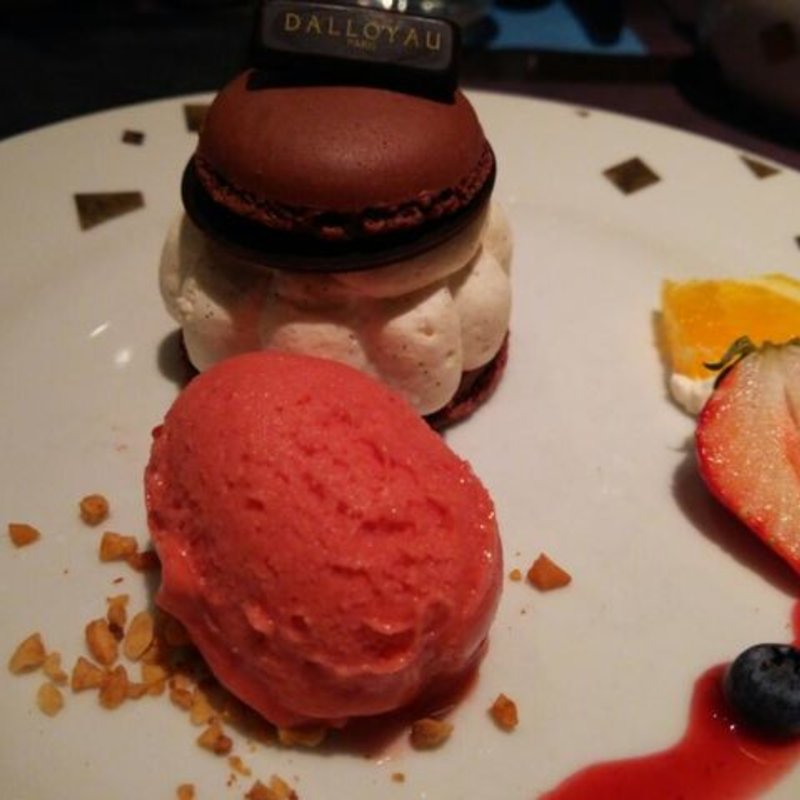 ショコラマカロンとバニラクリーム＆洋梨のタルト(ダロワイヨ 銀座本店)