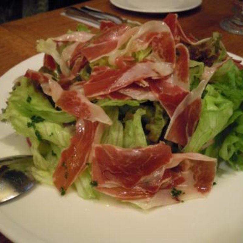 スペイン産のハモン・セラーノの入ったサラダ(エルチャテオ 銀座店)