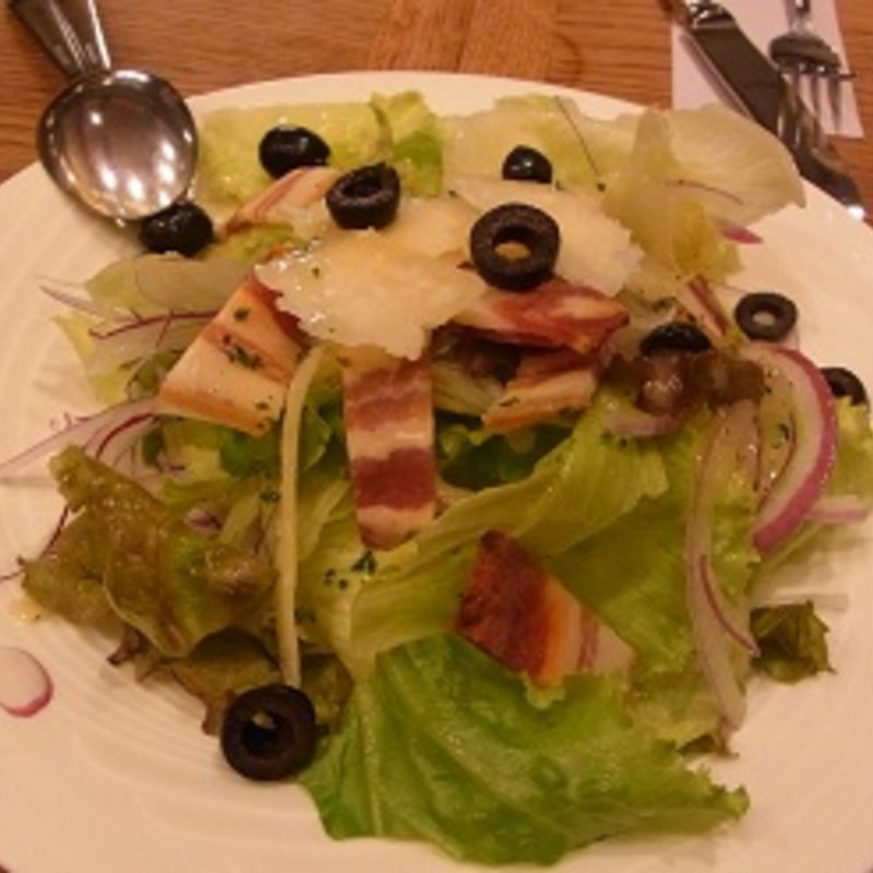 スペイン産ベーコンとチーズのサラダ　洋ナシのドレッシング(エルチャテオ 銀座店)