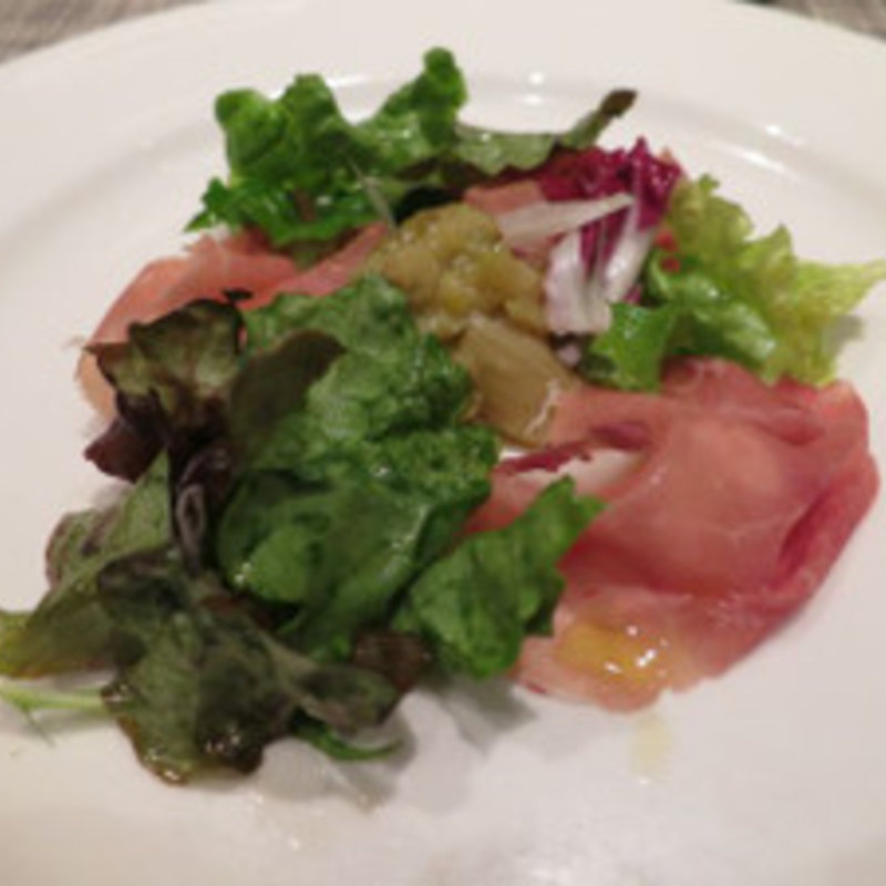 イタリア産生ハムをのせたロビオラチーズと赤茄子のマリネ(セストセンソ 新宿タカシマヤ店)