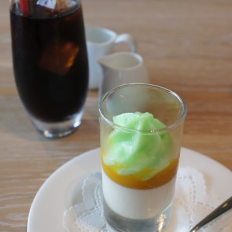 パンナコッタにマンゴーソース＋メロンのムース(セストセンソ 新宿タカシマヤ店)