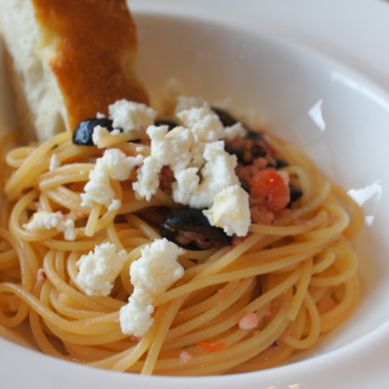 タコと黒オリーブ フレッシュトマトのソースにフェタチーズを載せて(セストセンソ 新宿タカシマヤ店)