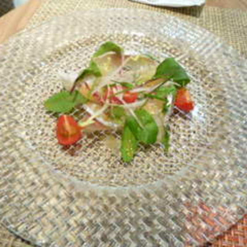 桜鯛のカルパッチョ 生姜風味のグレープフルーツをのせて(セストセンソ 新宿タカシマヤ店)