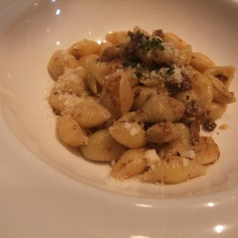 貝殻型のコンキリエ（貝殻の中に牛肉がつまっている）(セストセンソ 新宿タカシマヤ店)