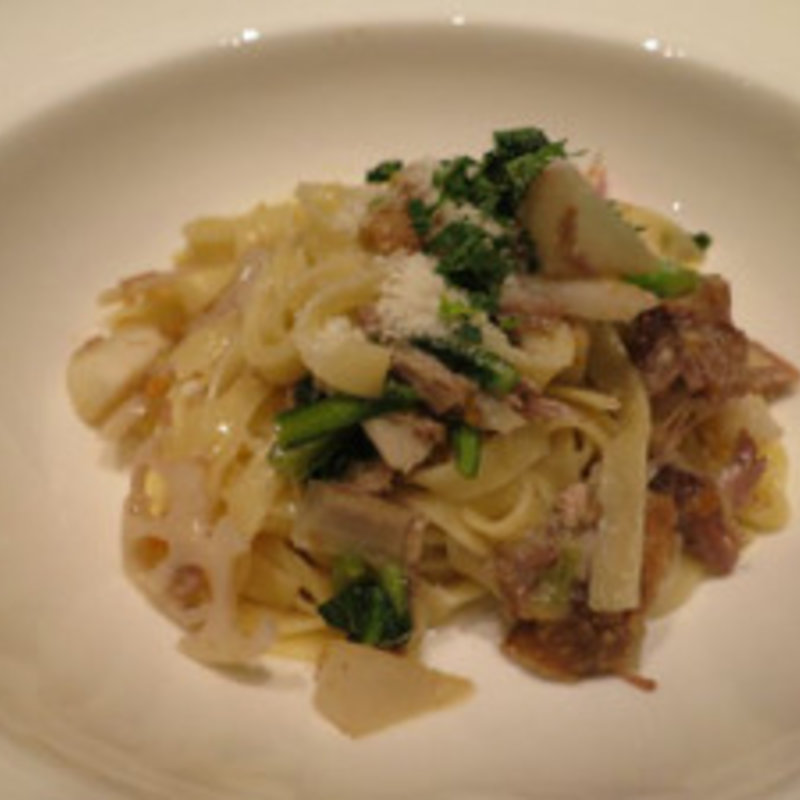 幅広の平手打ちロングパスタ～じっくり煮込んだ鴨もも肉と冬根菜のソース　カモミール風味(セストセンソ 新宿タカシマヤ店)