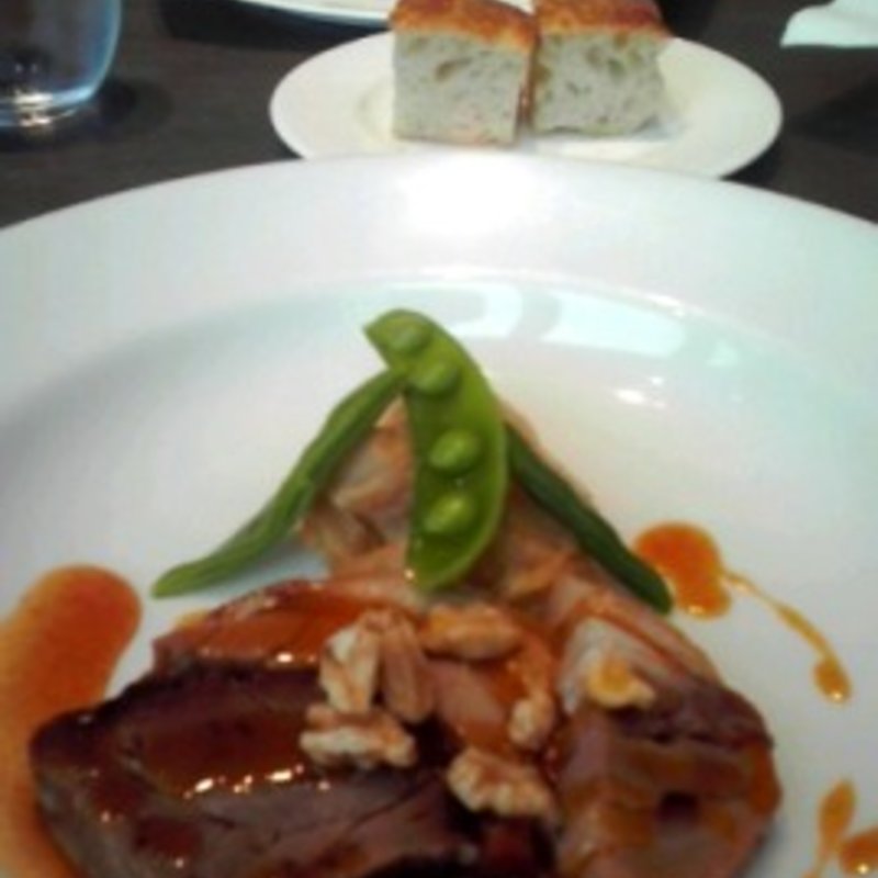 低温熟成したポークとキャベツの蜂蜜とスターアニスで香りづけしたソース添え(セストセンソ 新宿タカシマヤ店)