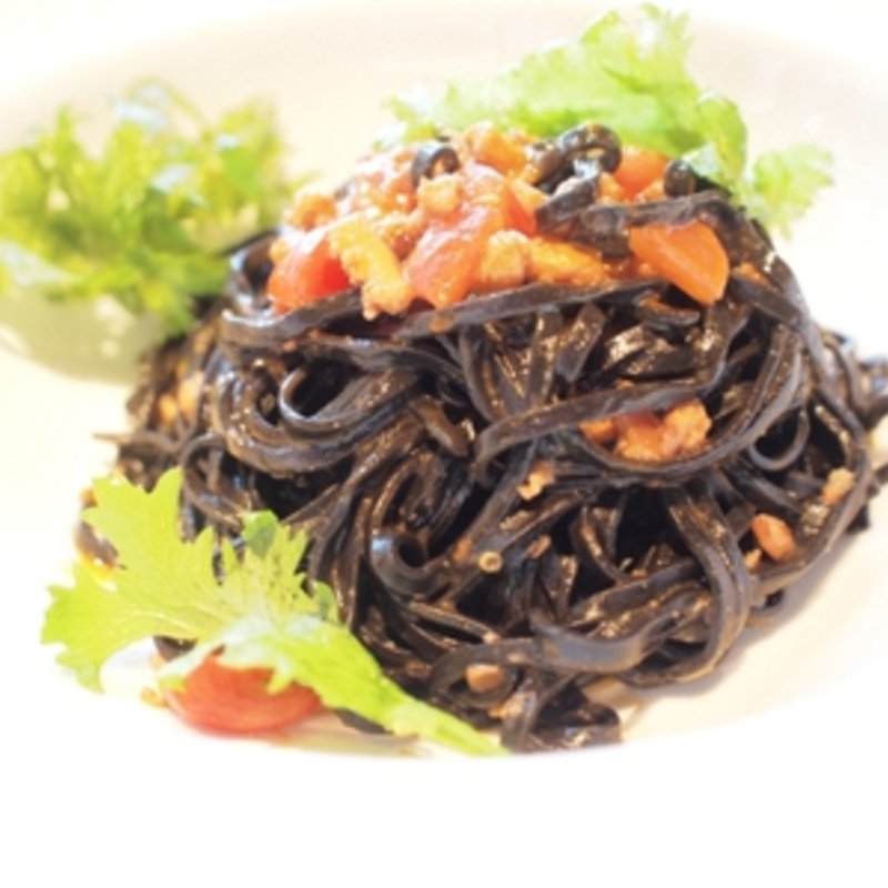 タリオリーニ　ネロ（スルメイカのラグーといかわた　ワサビ菜のサラダをのせて）(セストセンソ 新宿タカシマヤ店)