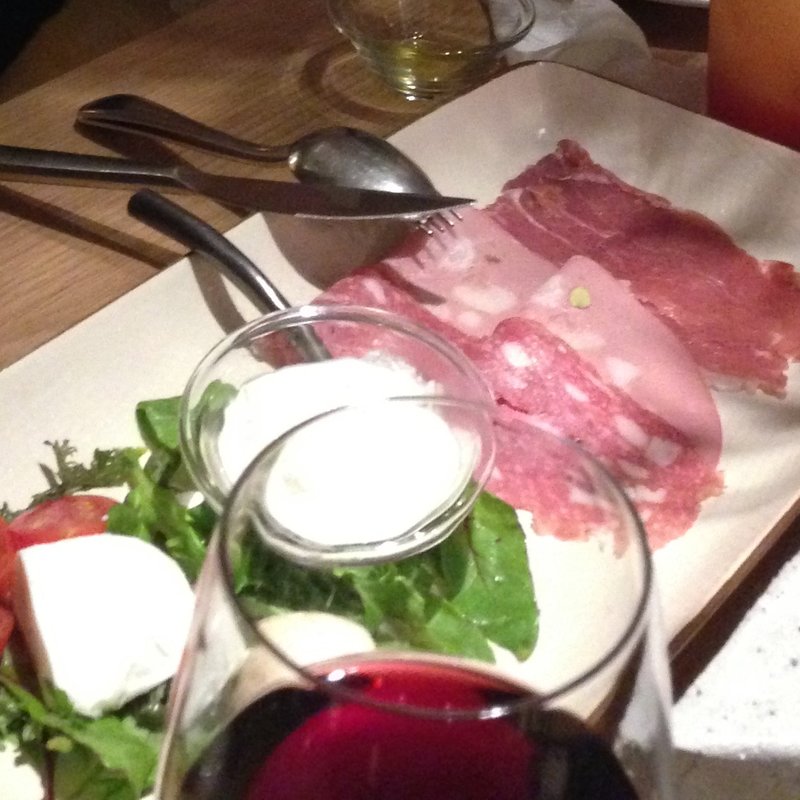 3種ハーフ水牛モッツァレラ（40g）と3種イタリアンハム盛り合わせ(オービカ モッツァレラバー 横浜店 )