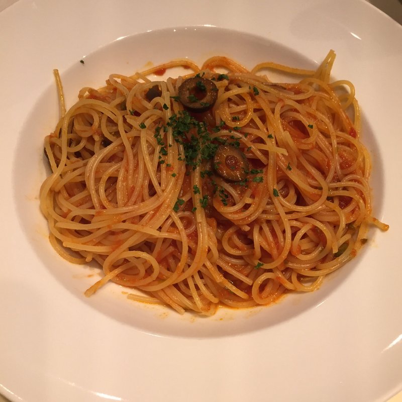 黒オリーブとケッパーとチーズの娼婦風（トマトベース）(長尾中華そば 神田店)