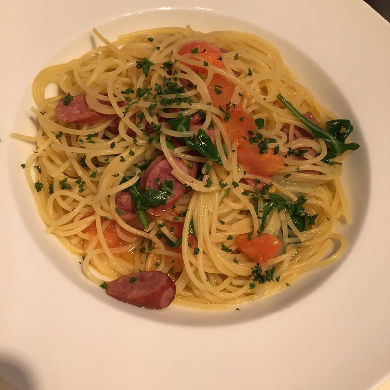 ピリ辛チョリソーとルッコラのフレッシュトマトオイルスパゲッティ(長尾中華そば 神田店)