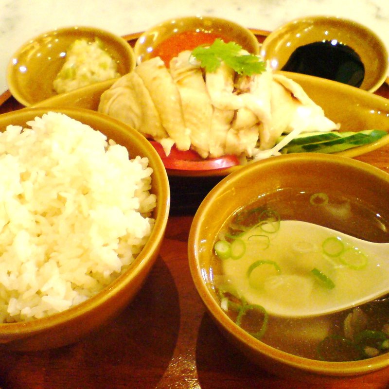 シンガポールチキンライス（蒸し）(シンガポール海南鶏飯 赤坂店 （ハイナンチーファン）)