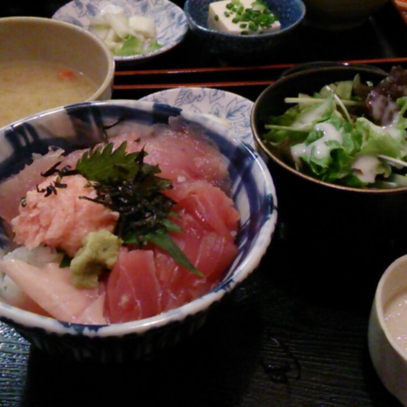 まぐろ三種丼定食(うみブタ)