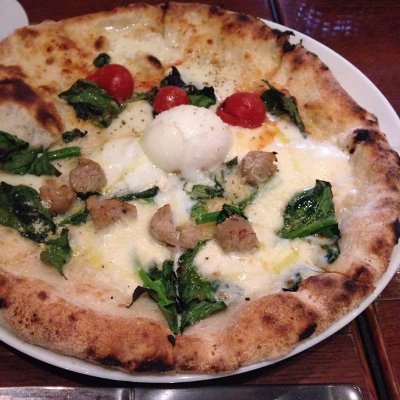 マルゲリータプロヴォラ＆サルシッチャ (ピッツェリア バール ナポリ 宗右衛門町店)