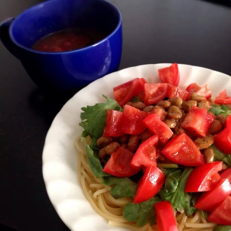 春菊と納豆とトマトパスタ(HEJIRA)