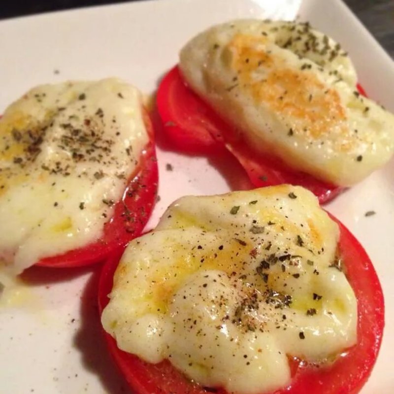 カマンベールチーズの焼きトマトのせ(HEJIRA)