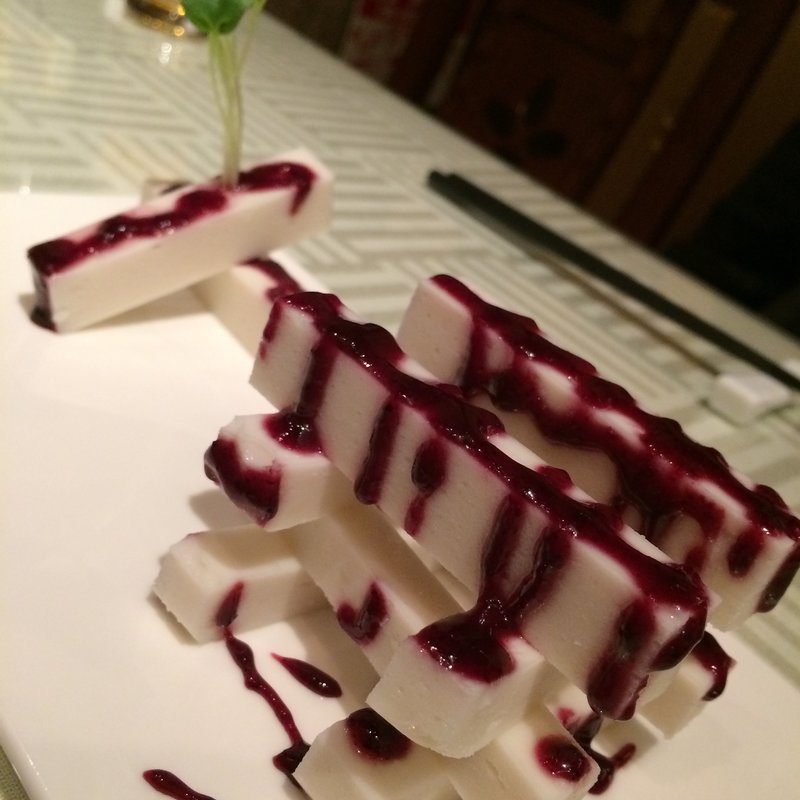 長芋のブルーベリーソースがけ(涵梅舫)